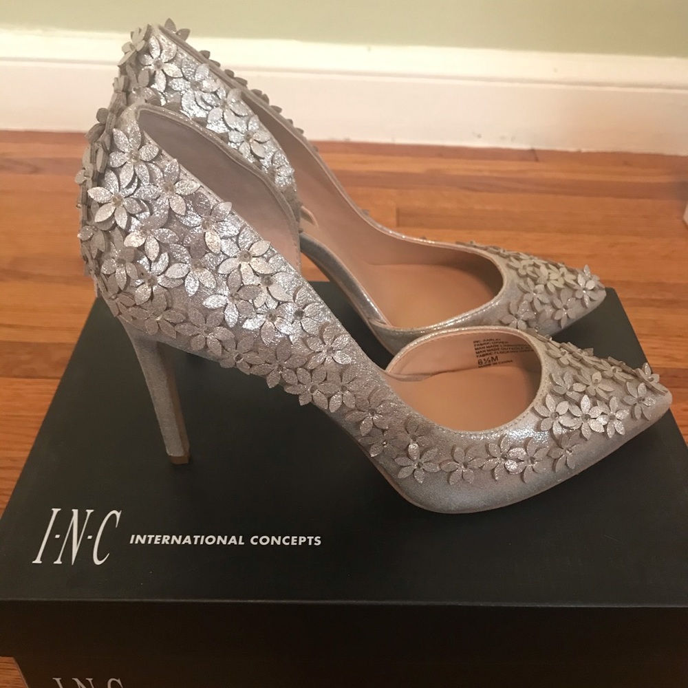 International Concepts Gold Heels